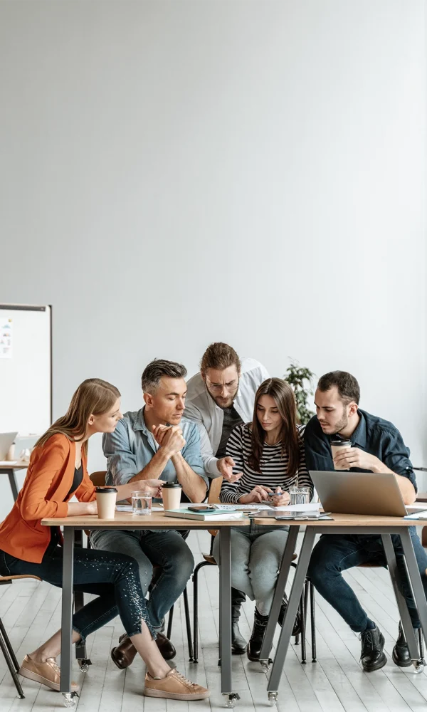 businesspeople-meeting-office-working-1